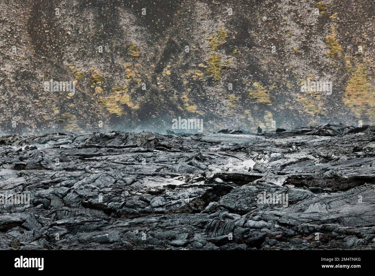 Schwarzer vulkanischer Lavafelsen, noch warm vom Meradalir-Ausbruch 2022 - Island Stockfoto