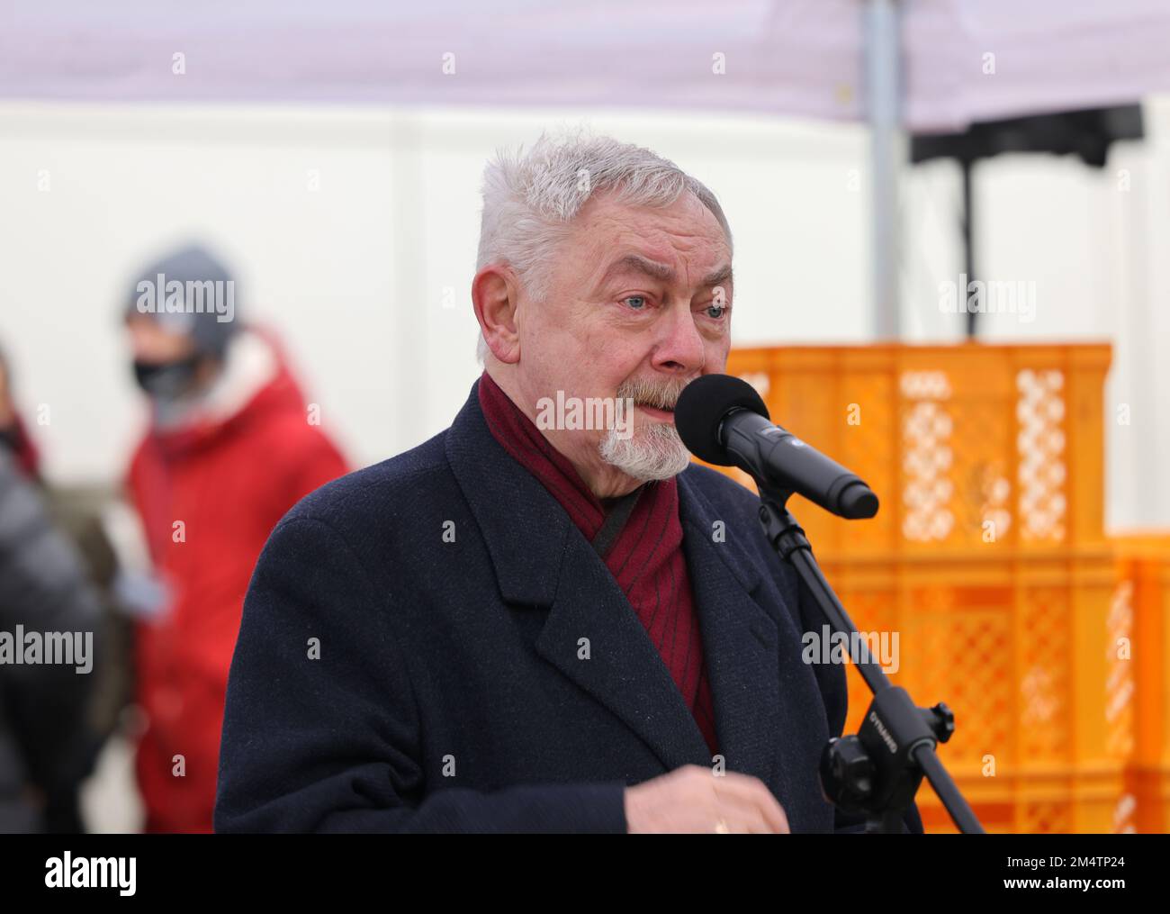 Krakau, Polen - 19. Dezember 2021: Der Präsident von Krakau, Jacek Majchrowski, nimmt am Heiligabend für die Armen und Obdachlosen auf dem Hauptplatz in Krakau Teil. Stockfoto