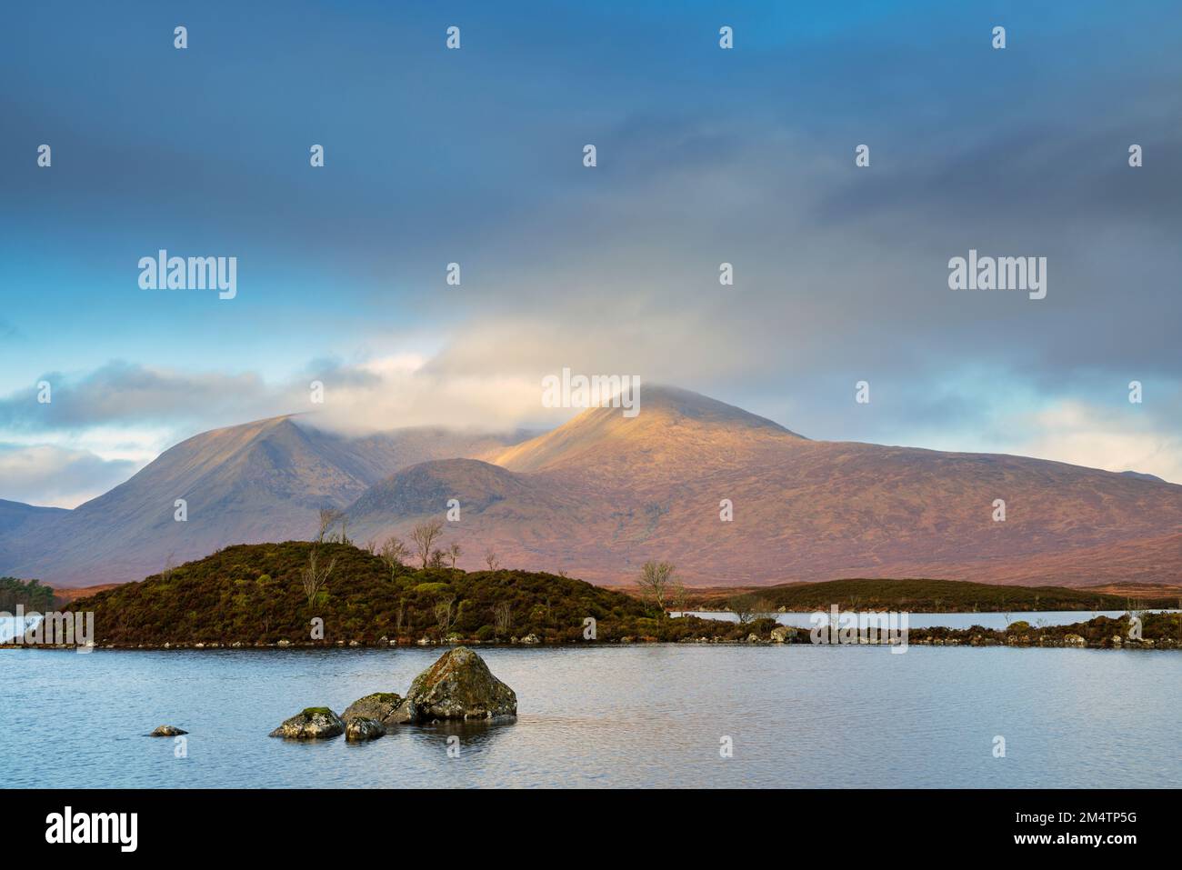 Black Mount und Loch Nah-Ahlaise, Rannoch Moor, Schottland. Stockfoto