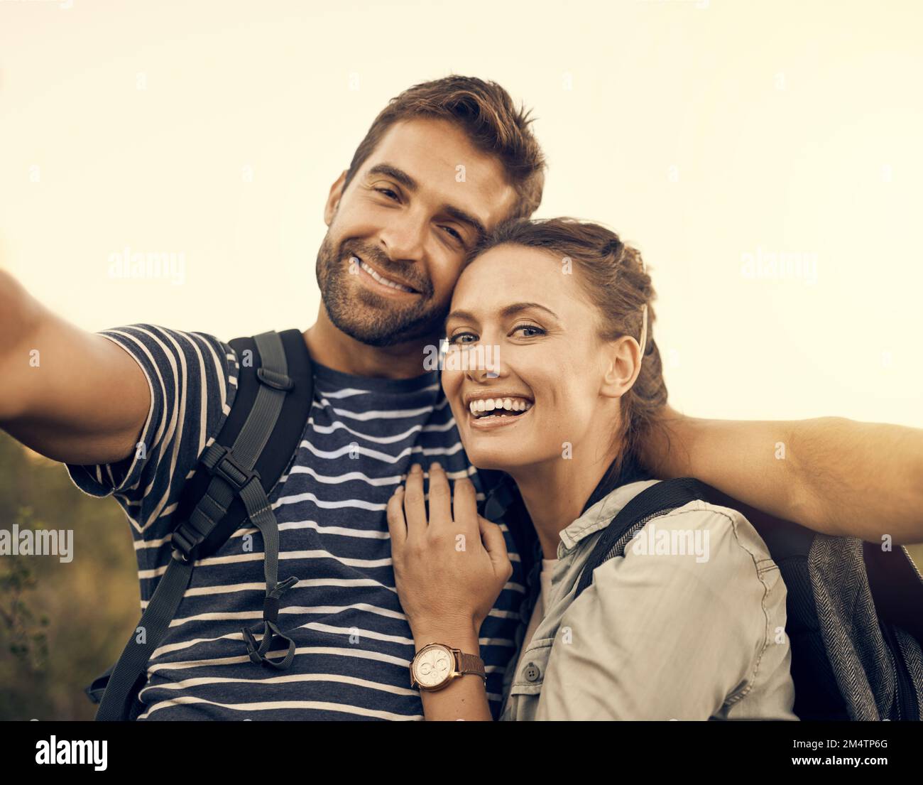 Wir lieben Outdoor-Abenteuer. Ein glückliches Paar, das ein Selfie macht, während er wandert. Stockfoto