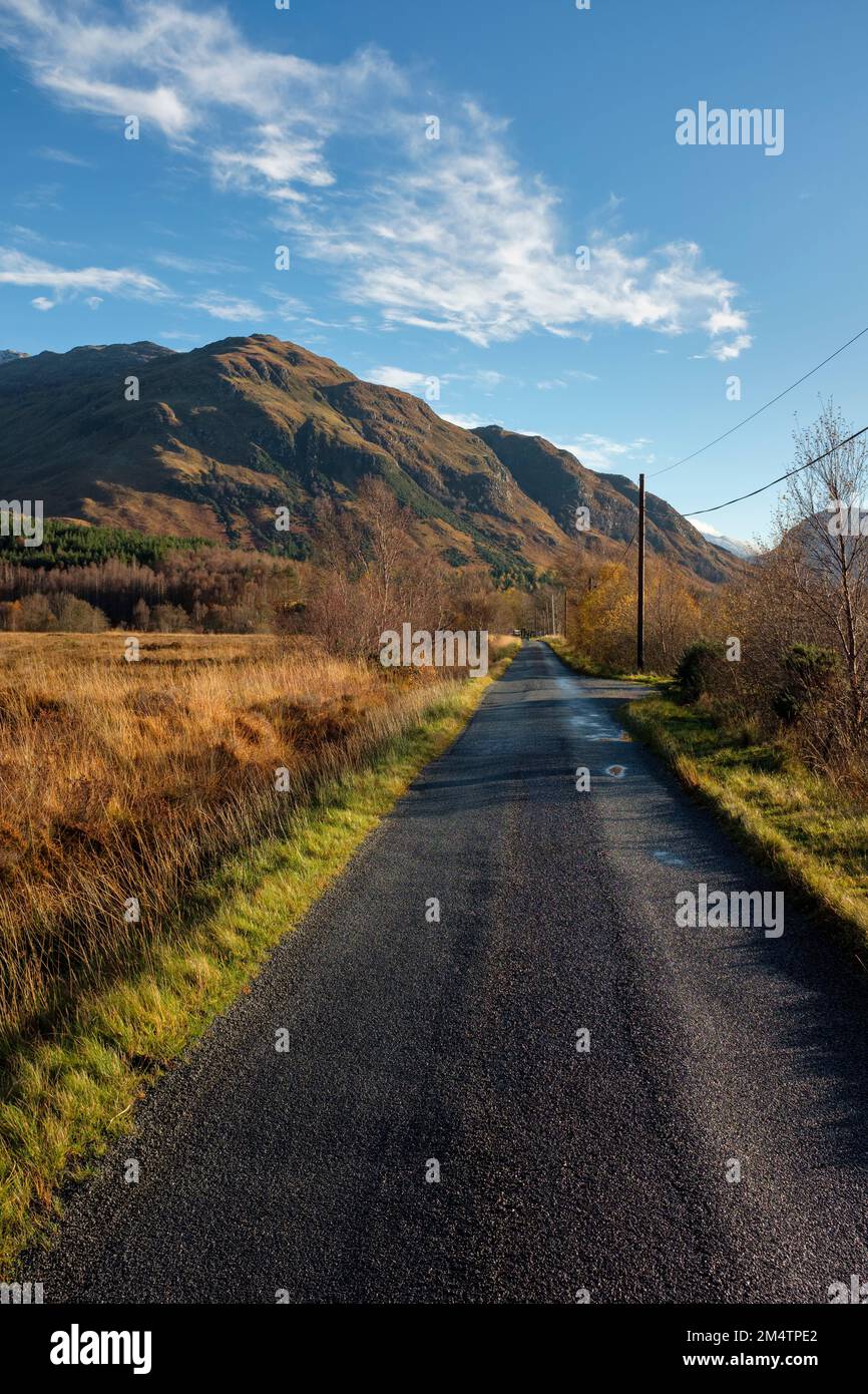 Schmale, ländliche schottische B-Road. Stockfoto