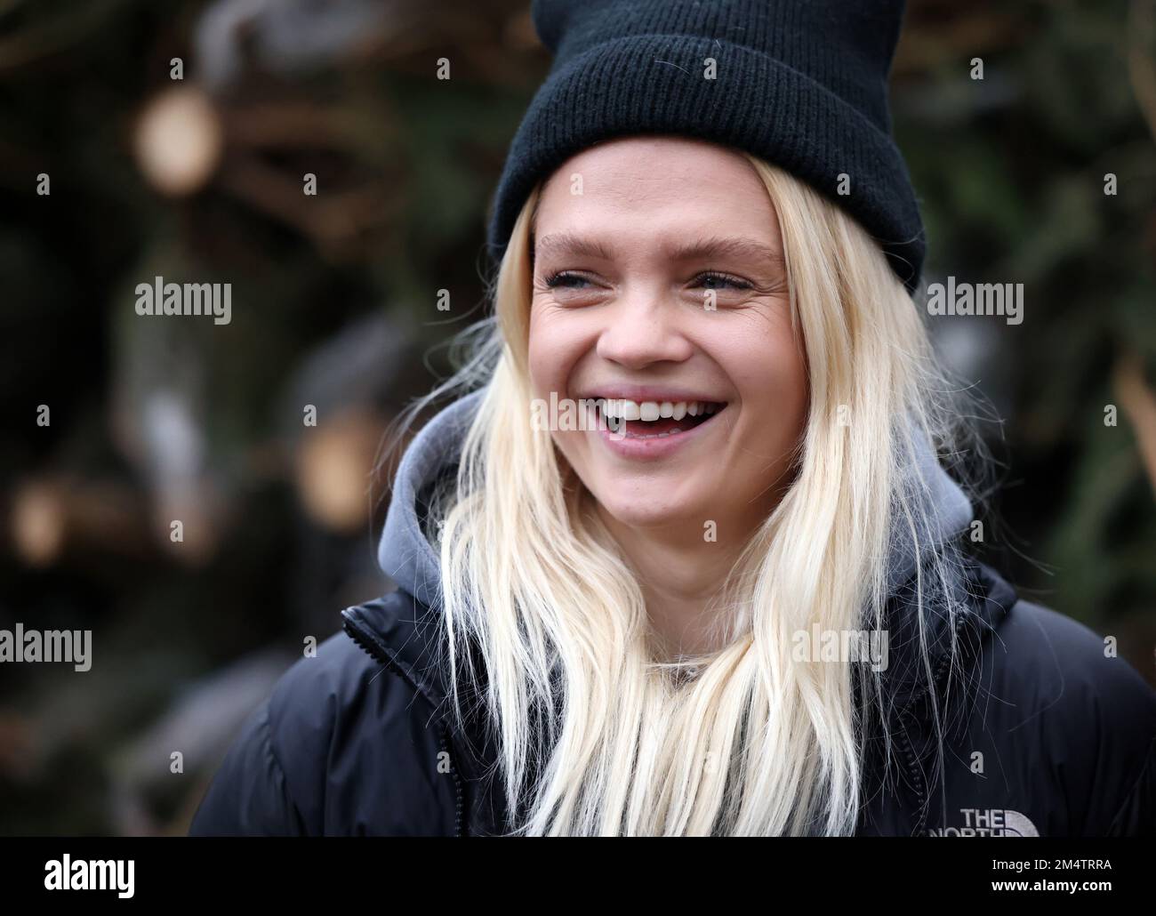 Krakau, Polen - 19. Dezember 2021: Margaret während der Verteilung von Weihnachtsbäumen am Szczepanski-Platz in Krakau Stockfoto