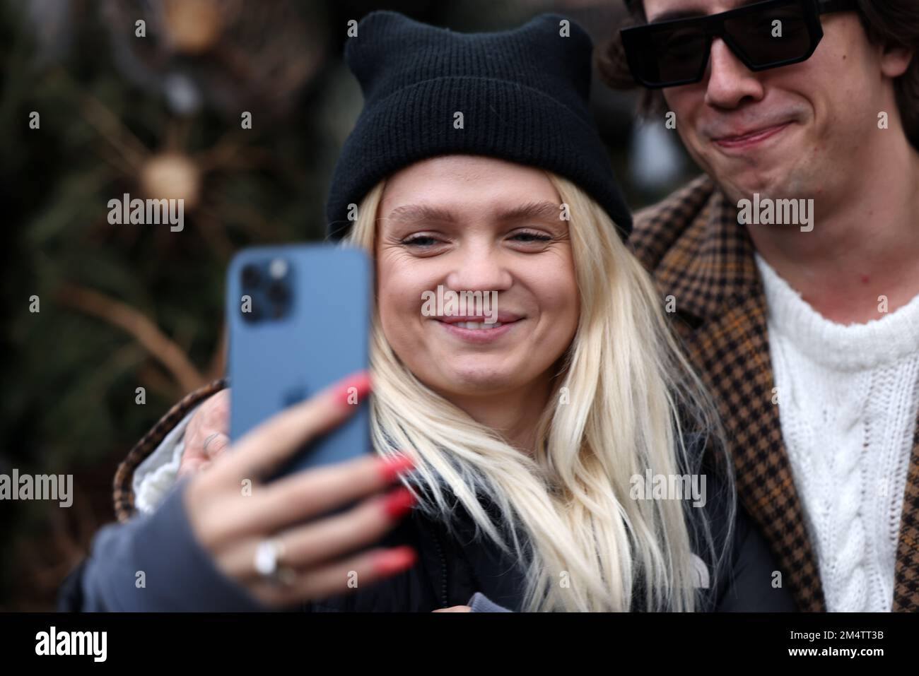 Krakau, Polen - 19. Dezember 2021: Margaret und Dawid Kwiatkowski während der Verteilung von Weihnachtsbäumen am Szczepanski-Platz in Krakau Stockfoto