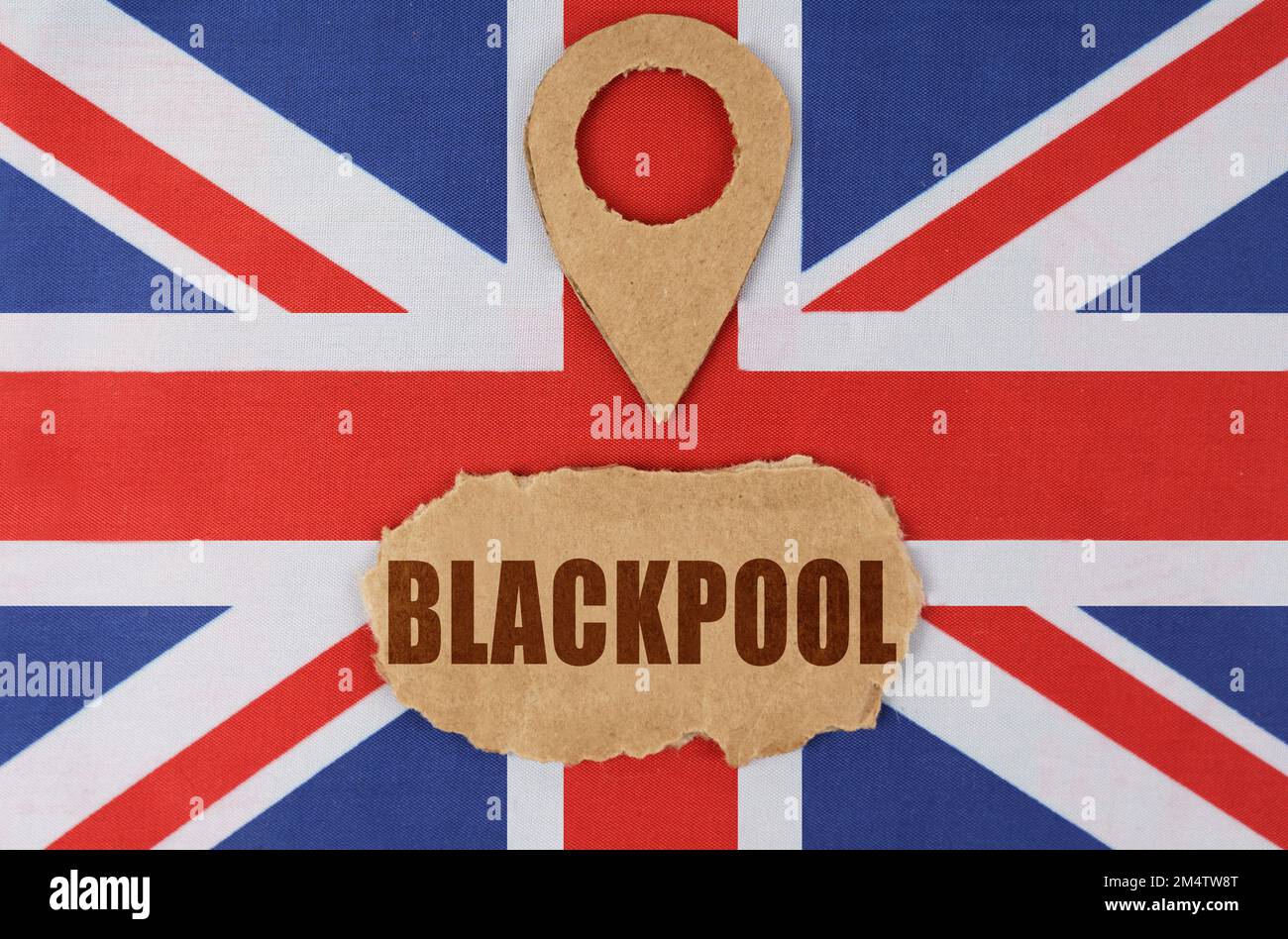 Reisekonzept. Auf der Flagge Großbritanniens liegt ein Symbol für Geolokalisierung und Pappe mit der Inschrift Blackpool Stockfoto