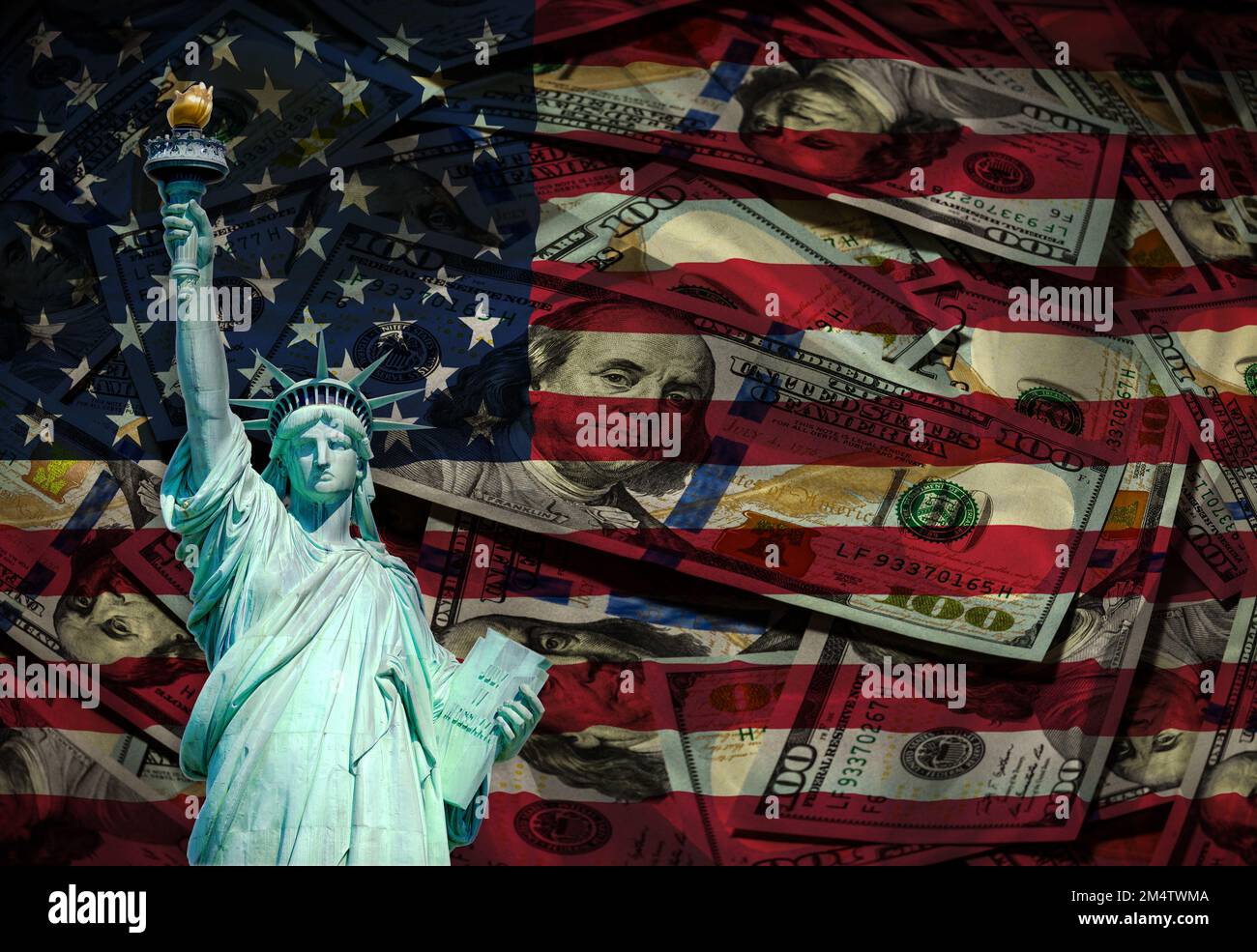 US-Wirtschaft. Finanziell. Franklins Porträt neben der Freiheitsstatue. Die Freiheitsstatue ist in den Farben der US-Flagge gemalt. Federal Reserve System Stockfoto