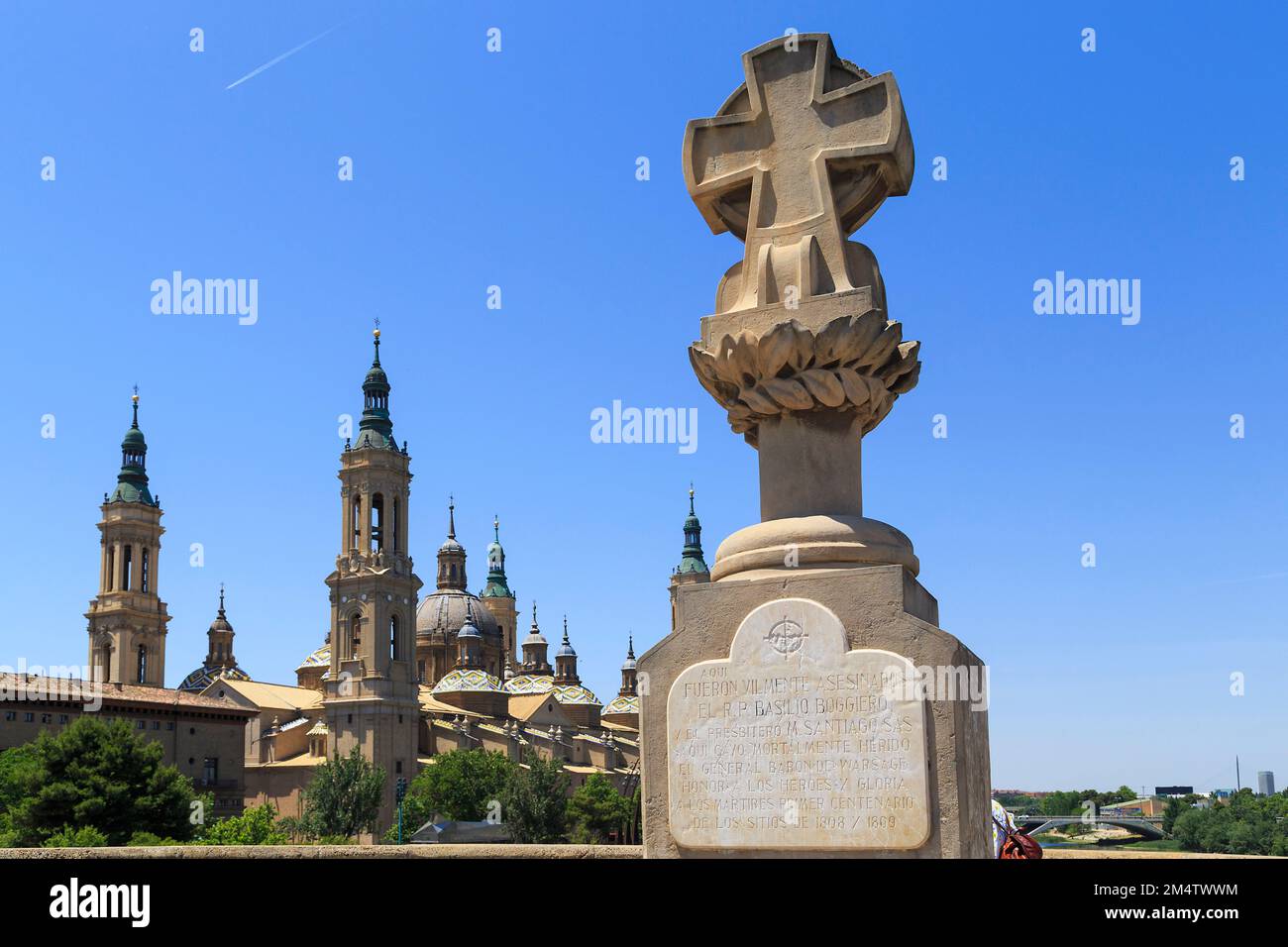 SARAGOSSA, SPANIEN - 26. MAI 2017: Dies ist das Kreuz zum Gedenken an diejenigen, die während des Unabhängigkeitskriegs getötet wurden, und die Basilika von Nuestra Senora. Stockfoto