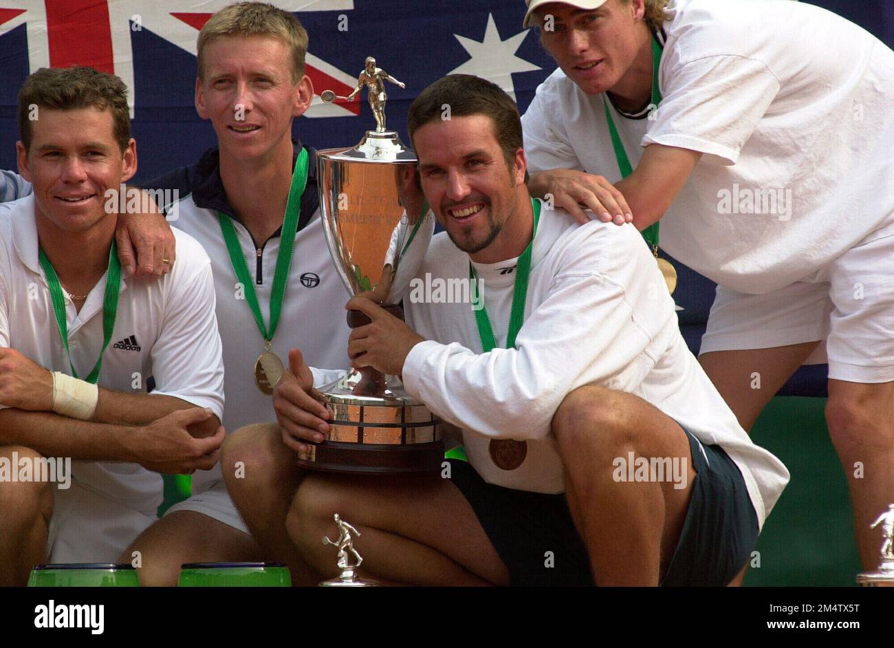 ARCHIVFOTO: Patrick RAFTER wird am 28. Dezember 2022, SN01TennisSP.jpg Tennis World Team Cup in Düsseldorf, Finale, Russland - Australien 50 Uhr, Patrick RAFTER (AUS) ist glücklich über den Cup, er selbst konnte wegen Verletzung nicht spielen?SVEN SIMON#Huyssenallee 40-42 #45128 Essen#Tel. 0201/234556 Fax:2 0201/234539 Konto 1428150 Commerzbank Essen BLZ 1 36040039. Stockfoto