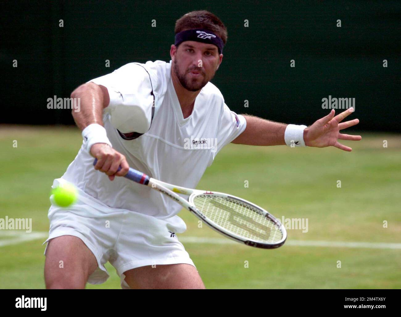 ARCHIVFOTO: Patrick RAFTER wird am 28. Dezember 2022, SN02 Rafter.jpg Tennis, WIMBLEDON 2001 Patrick RAFTER, AUS?SVEN SIMON, Huyssenallee 40-42,45128 E ssen #Tel.0201/23 45 56#Fax 0201/23 45 39#Kto 50 1428150 C ommerzbank E ssen BLZ 36040039. Stockfoto