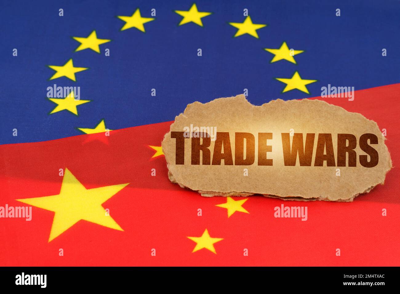 Politisches Konzept. Auf den Flaggen Chinas und der Europäischen Union liegt ein Pappteller mit der Inschrift "Handelskriege" Stockfoto