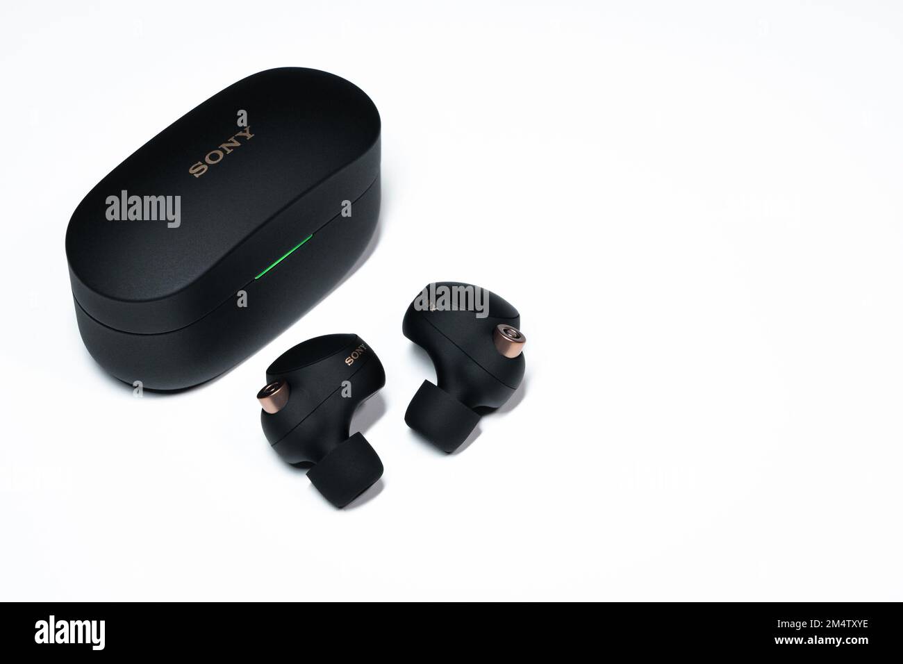 Sony WF-1000XM4 wirklich kabellose Kopfhörer auf weißem Hintergrund. Stockfoto