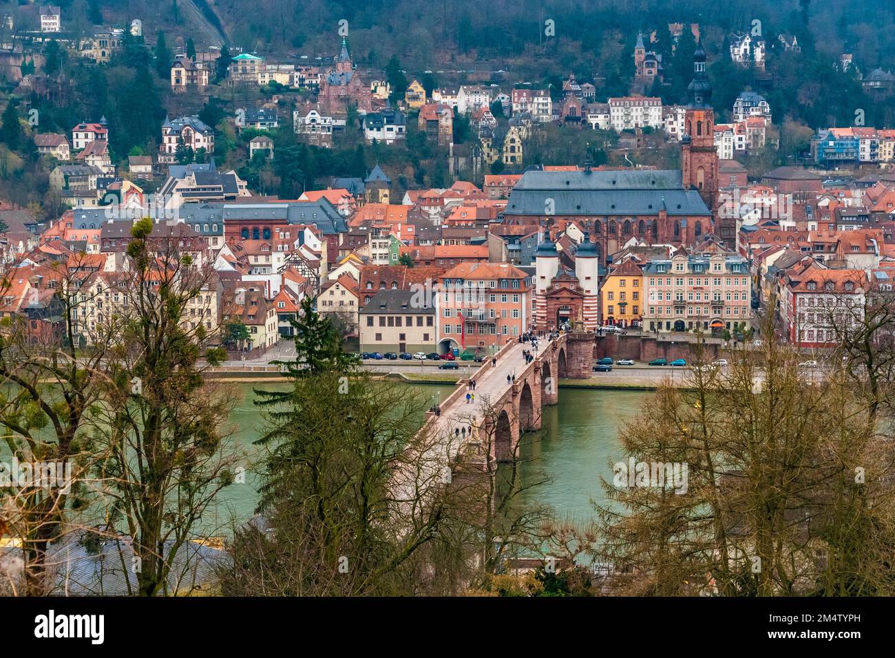 Malerischer Blick auf die Altstadt von Heidelberg, mit der Brücke Karl-Theodor-Brücke einschließlich des berühmten Brückentor und... Stockfoto