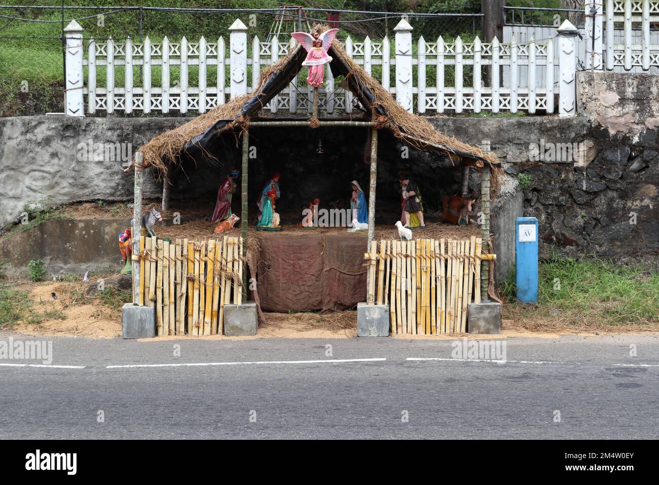 Horana, Sri Lanka - 22. Dezember 2022: Eine halb gebaute Krippenszene, auch bekannt als Weihnachtskrippe am Straßenrand in der Nähe einer Kirche in Stockfoto