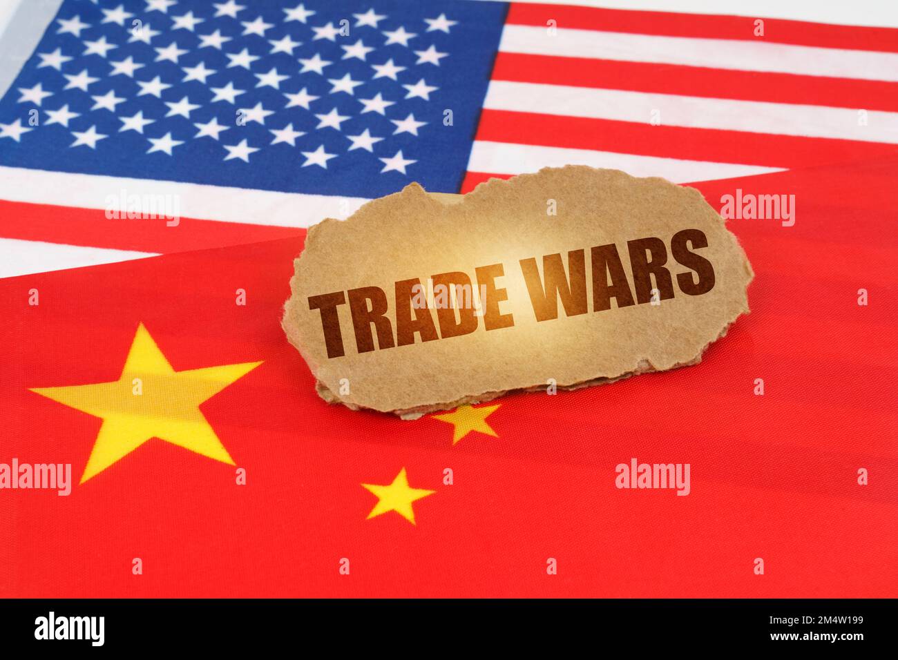 Politisches Konzept. Auf den Flaggen Chinas und der Vereinigten Staaten liegt ein Pappteller mit der Inschrift "Handelskriege" Stockfoto