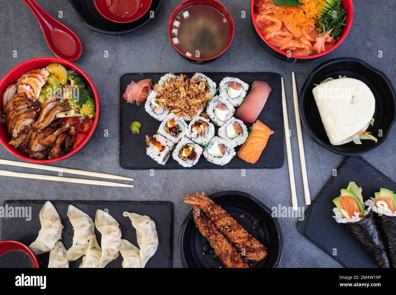 In einem Restaurant liegen herrliche japanische Gerichte auf dem Tisch Stockfoto