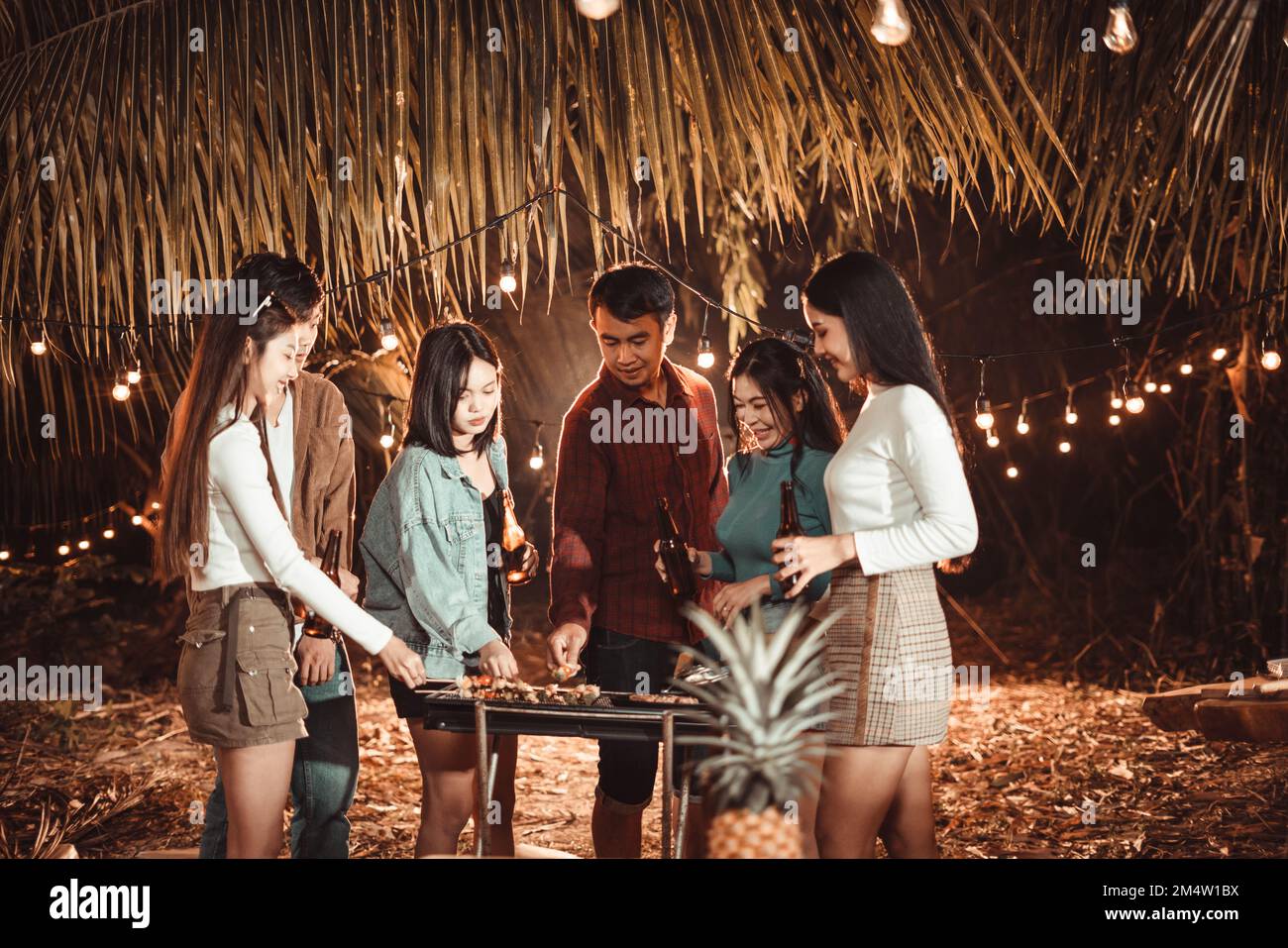 Barbecue-Party-Gruppe junger asiatischer Leute, die mit Freunden Spaß haben Stockfoto
