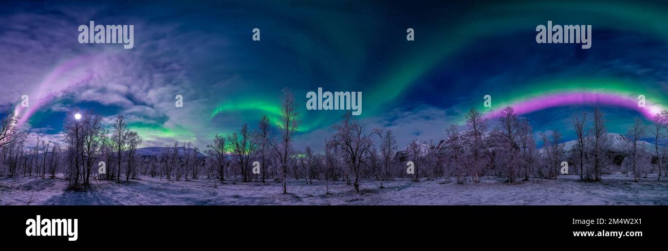 Aurora borealis in den Wolken über dem Otertind Stockfoto