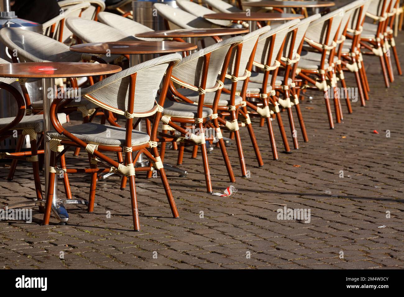 Stühle und Tische eines Cafes, Stuhlreihe, Gastronomie, Deutschland Stockfoto