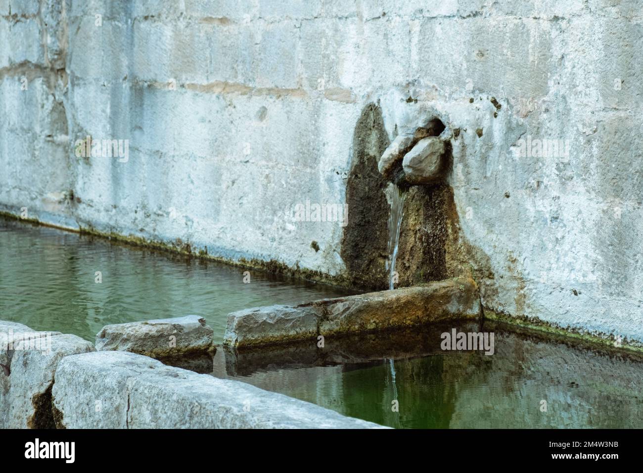 Calcada de Santa de Maria, Ourem, Portugal. Die mittelalterliche Burgruine und der Palast gehen zurück auf die maurische Besetzung, kleiner Brunnen, portugiesische ar Stockfoto