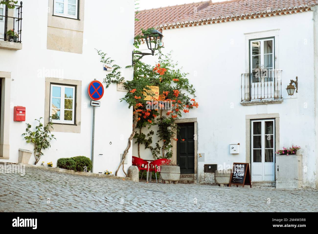 Calcada de Santa de Maria, Ourem, Portugal, 13. August 2022. Die mittelalterliche Burgruine und der Palast gehen zurück auf die maurische Besetzung, wunderschöne enge St. Stockfoto