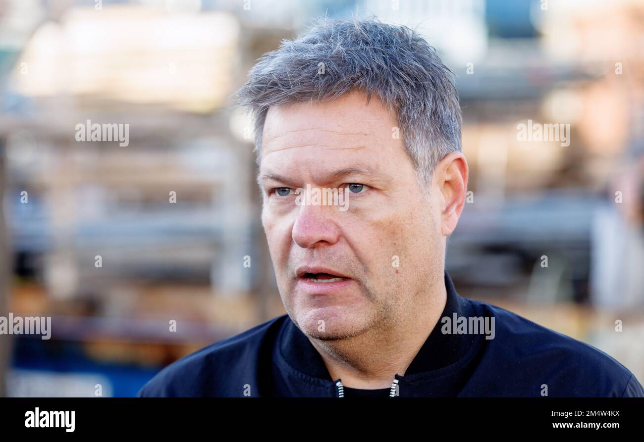23. Dezember 2022, Schleswig-Holstein, Flensburg: Robert Habeck (Grün), Bundeswirtschaftsminister, spricht mit Journalisten der Werft FSG-Nobiskrug Holding. In der Flensburger Schiffbau-Gesellschaft (FSG) sollen drei so genannte Bunkerschiffe für Flüssigerdgas (LNG) gebaut werden. Bundeswirtschaftsminister Robert Habeck (Grüne) überreichte den Schifffahrtsgesellschaften am Freitag drei Finanzierungsbescheide über insgesamt 62 Millionen Euro. Foto: Markus Scholz/dpa Stockfoto