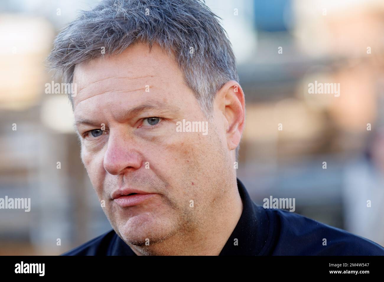 Flensburg, Deutschland. 23. Dezember 2022. Robert Habeck (Grüne), Bundeswirtschaftsminister, spricht mit Journalisten der Werft FSG-Nobiskrug Holding. In der Flensburger Schiffbau-Gesellschaft (FSG) sollen drei Bunkerschiffe für Flüssigerdgas (LNG) gebaut werden. Wirtschaftsminister Robert Habeck übergab den Schifffahrtsgesellschaften Finanzierungsbescheide in Höhe von insgesamt 62 Millionen Euro. Kredit: Markus Scholz/dpa/Alamy Live News Stockfoto