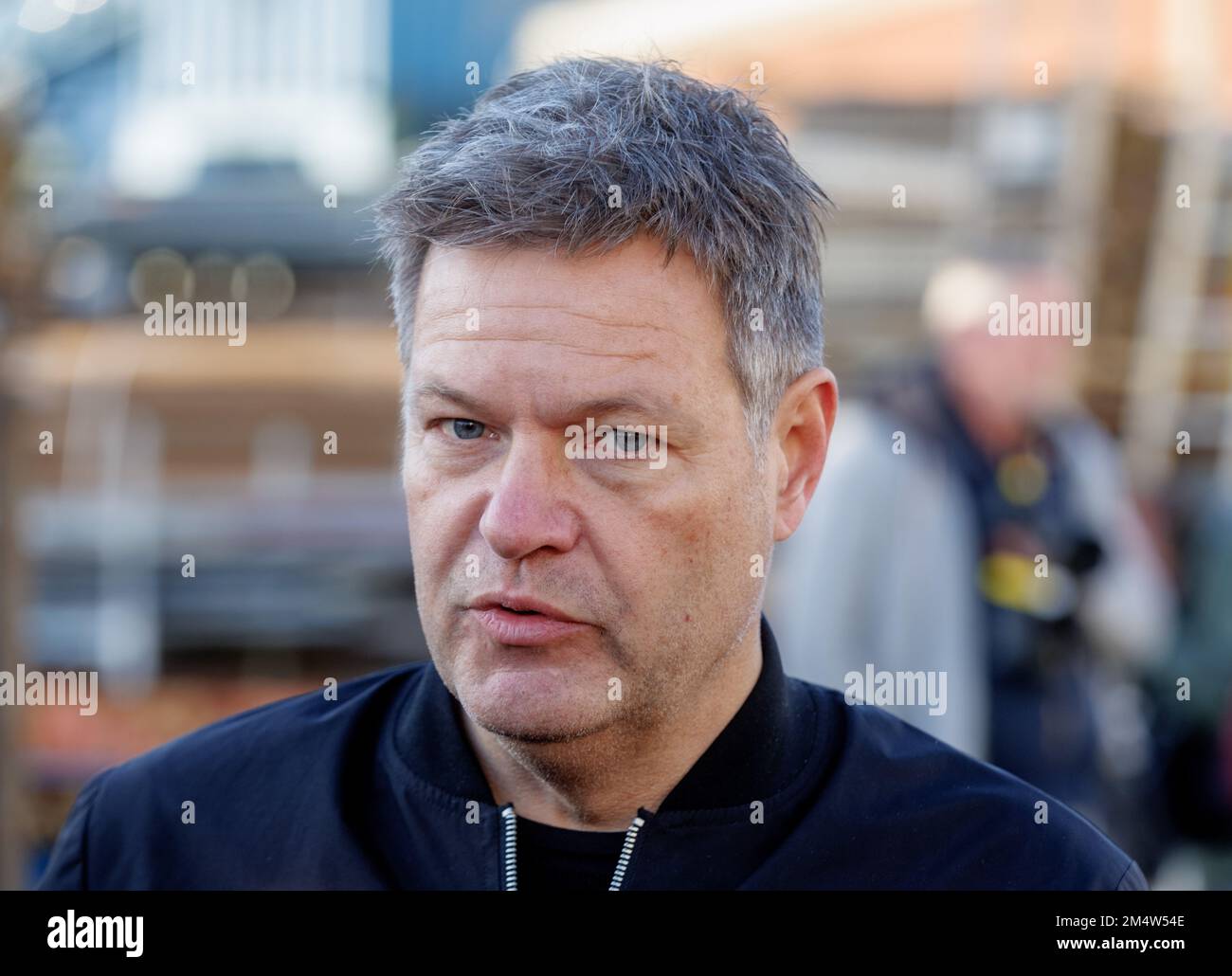 Flensburg, Deutschland. 23. Dezember 2022. Robert Habeck (Grüne), Bundeswirtschaftsminister, spricht mit Journalisten der Werft FSG-Nobiskrug Holding. In der Flensburger Schiffbau-Gesellschaft (FSG) sollen drei Bunkerschiffe für Flüssigerdgas (LNG) gebaut werden. Wirtschaftsminister Robert Habeck übergab den Schifffahrtsgesellschaften Finanzierungsbescheide in Höhe von insgesamt 62 Millionen Euro. Kredit: Markus Scholz/dpa/Alamy Live News Stockfoto