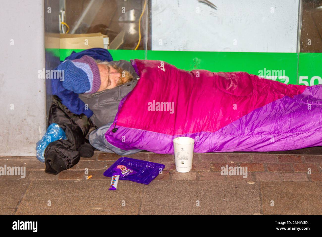 Preston, Lancashire. 22. Dezember 2022 Wetter in Großbritannien. Weihnachtskrise für die Obdachlosen, da die Armen vor kalten Weihnachten stehen, die auf den Bürgersteigen im Stadtzentrum schlafend schlafen. Hilfe ist nach drei aufeinanderfolgenden Nächten verfügbar, wenn die Temperatur bei 3C °C oder darunter liegt, wenn dann eine Unterkunft in einem Hostel verfügbar gemacht wird. Kredit; MediaWorldImages/AlamyLiveNews Stockfoto