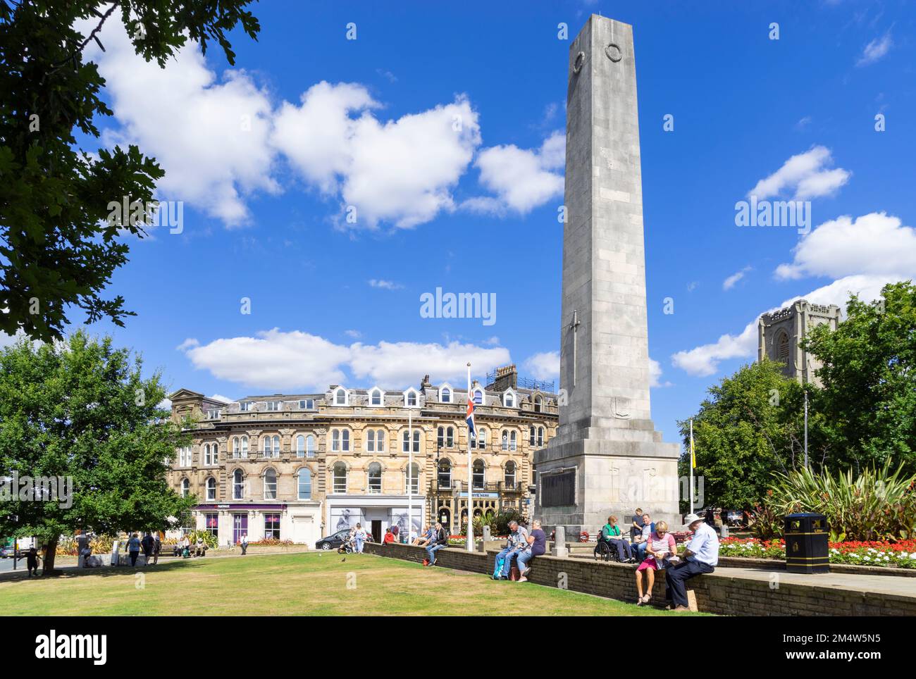 Harrogate North Yorkshire Cenotaph und Cambridge Crescent Shops Harrogate Stadtzentrum Harrogate Yorkshire England GB Europa Stockfoto