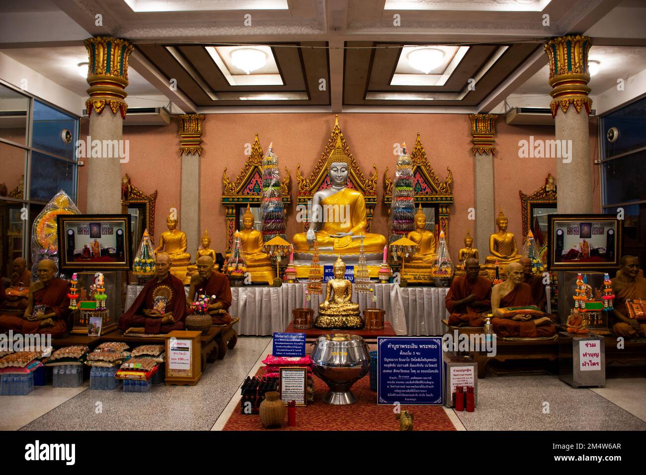 Antike buddha-Statue für thailänder Besuchen Sie Respekt Gebete Segen heiliges Geheimnis im Wat Sawang Arom oder Khae Thaw Tempel Stockfoto