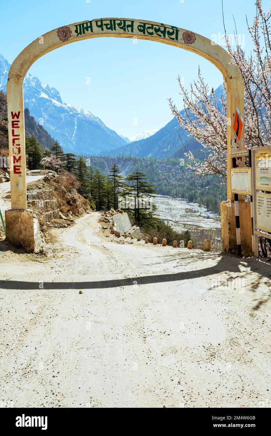Batseri Village Welcome Arch, Kalpa, Kinnaur District, Himachal Pradesh, Indien Stockfoto
