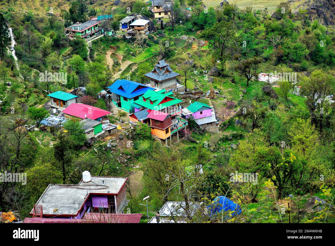 Beherbergt farbenfrohe Dächer, Sarahan, Kinnaur Gateway, Sirmaur District, Himachal Pradesh, Indien Stockfoto