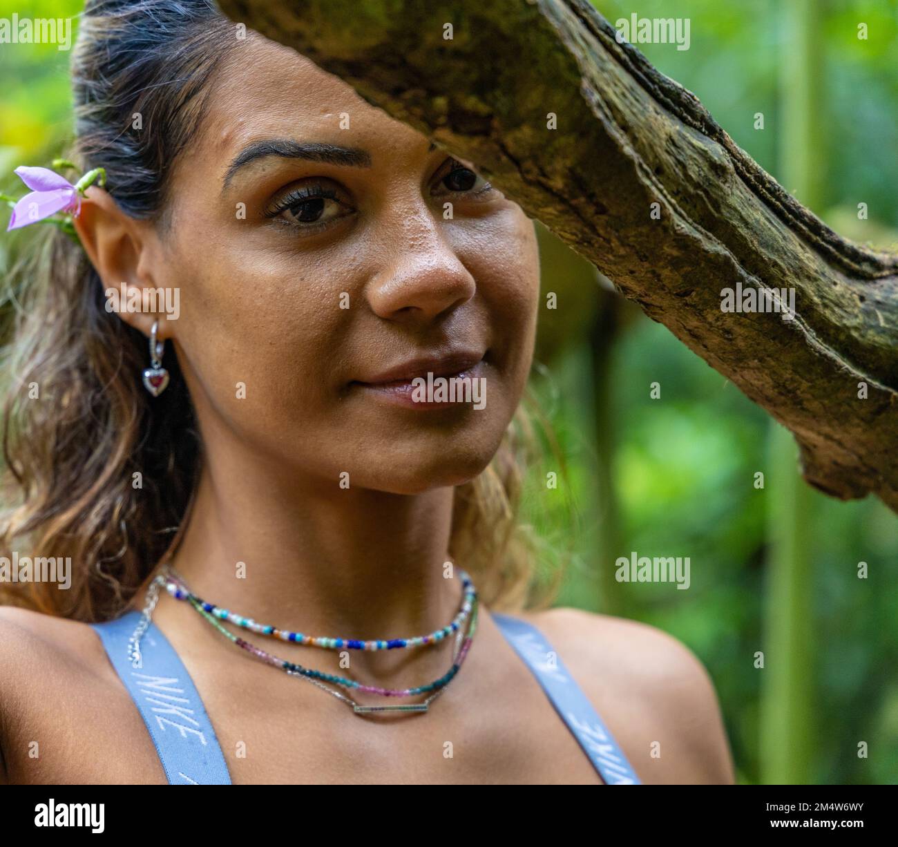 Porträt einer jungen Weißen auf einer Wandertour in einem Wald auf O'ahu Island, Hawaii Stockfoto