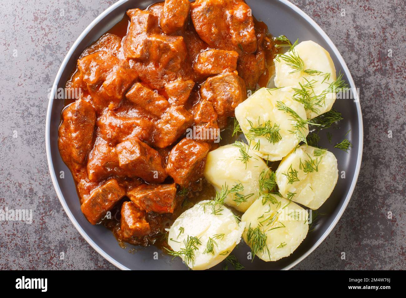 Wiener Saftgulasch ist ein herzhafter Eintopf, der aus gewürfeltem ...