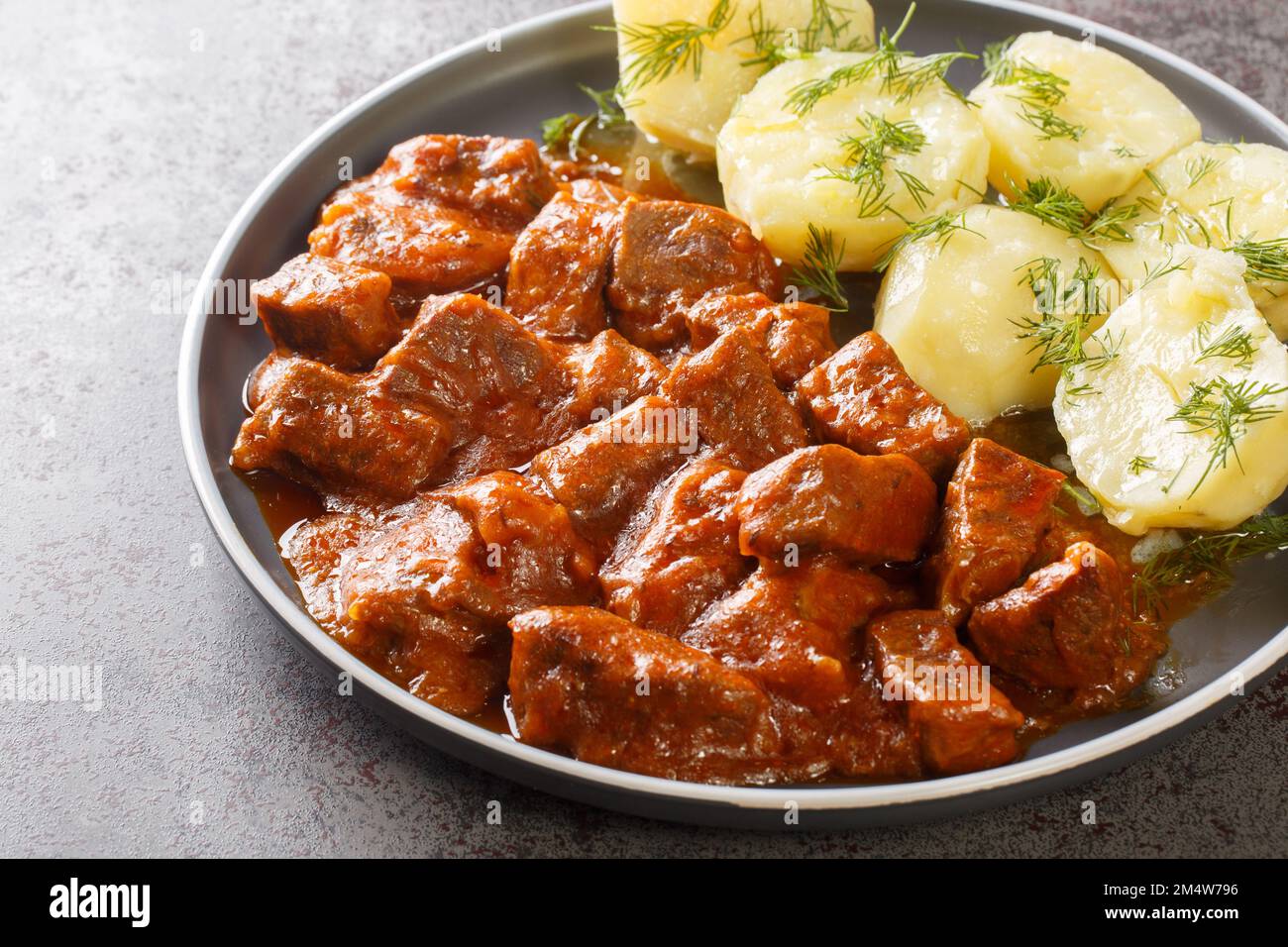 Wiener Saftgulasch ist ein herzhafter Eintopf, der aus gewürfeltem ...