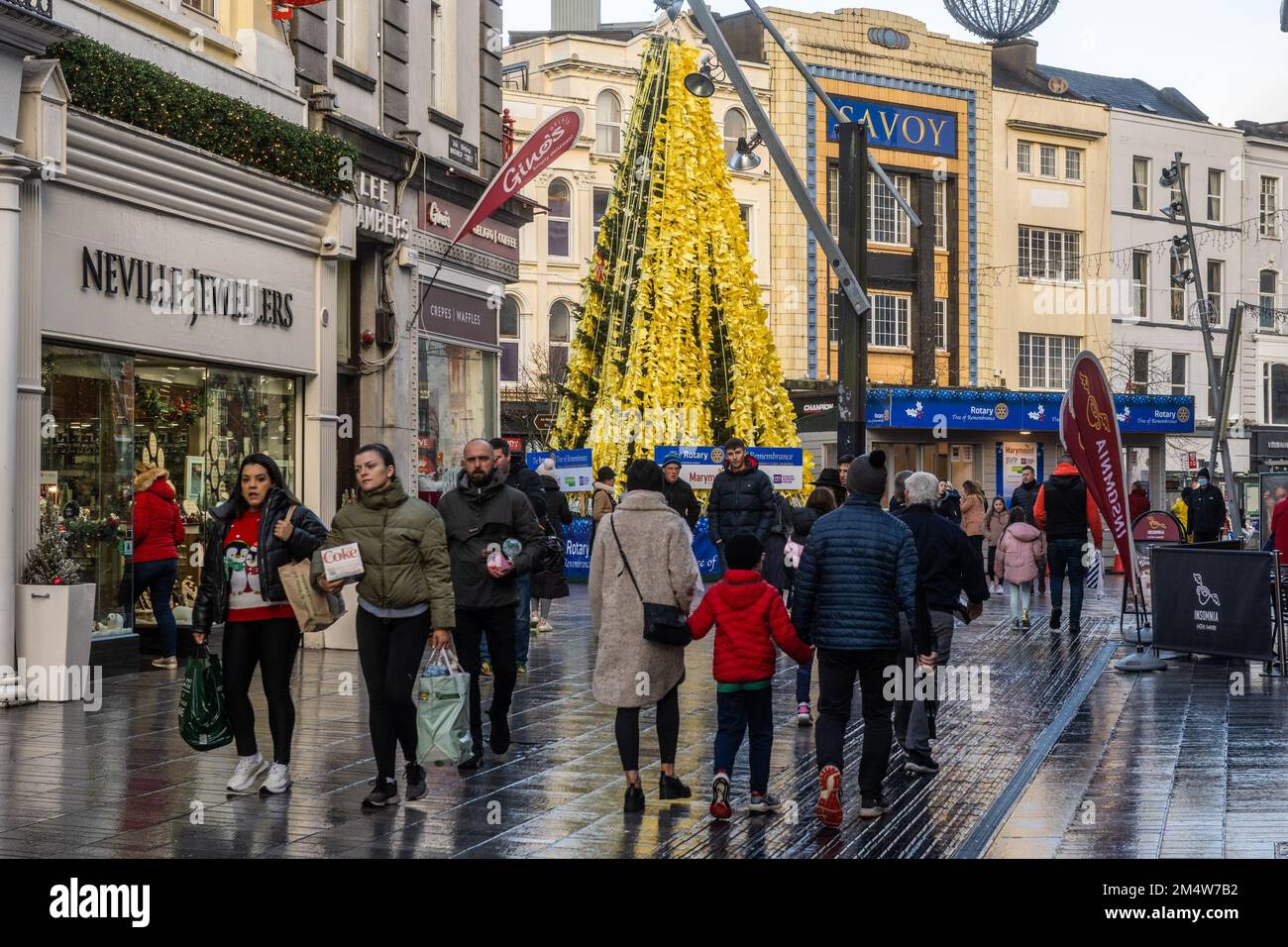 Cork, Irland. 23. Dezember 2022. Das Stadtzentrum von Cork ist heute voller Leute, die in letzter Minute Weihnachtseinkäufe machen. Die Straßen im Stadtzentrum waren voller Leute, die in letzter Minute ihre Stücke bekamen. Kredit: AG News/Alamy Live News Stockfoto