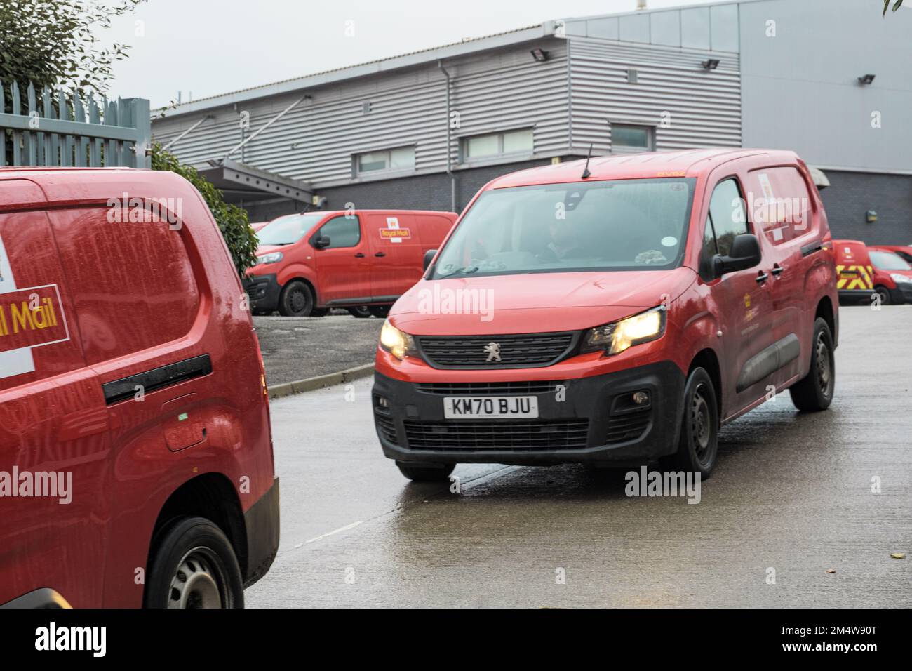 Bradford, Großbritannien. 23. Dezember 2022 Eine kleine Gruppe streikender Postboten und Postangestellter steht an der Streikpostenlinie vor dem North Bradford Royal Mail Delivery Centre. Trotz des Arbeitskampfes der Gewerkschaft der Kommunikationsarbeiter werden weiterhin Lieferungen durchgeführt, aber eine große Zahl von Lieferwagen bleibt im Versandzentrum ungenutzt. Kredit: Bradley Taylor / Alamy News Stockfoto