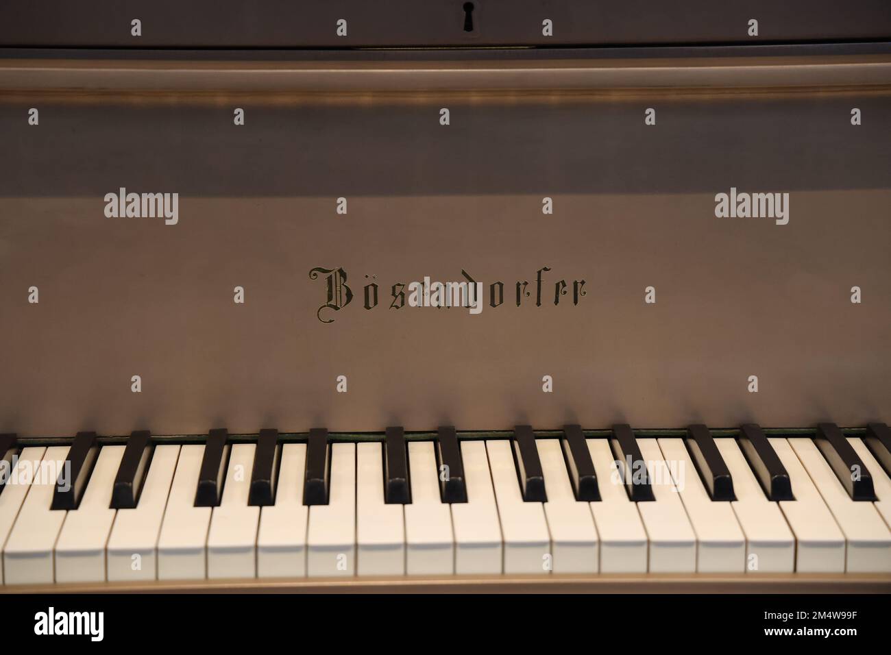 Tastatur eines weißen Klaviers mit sichtbarem Markennamen: Bösendorfer Stockfoto
