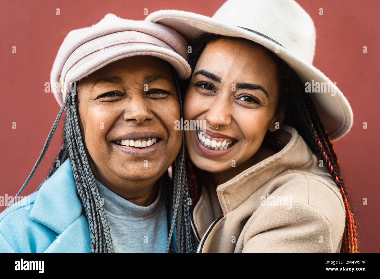 Afrikanische mutter und Tochter haben einen Moment der Zärtlichkeit zusammen - schönes Familienleben-Konzept Stockfoto