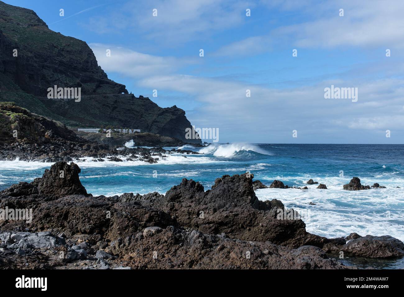 Wellen brechen an der felsigen Nordküste von Teneriffa in Buenavista, Kanarische Inseln, Spanien Stockfoto