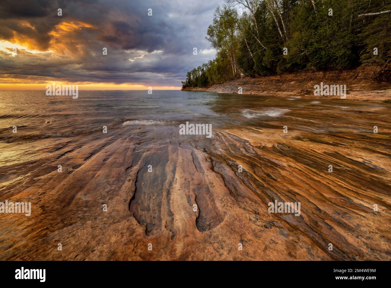 Der verblassende Sonnenuntergang scheint über Felsformationen am Miners Beach am Ufer des Lake Superior bei Pictured Rocks nahe Munising auf der oberen Halbinsel von MI Stockfoto