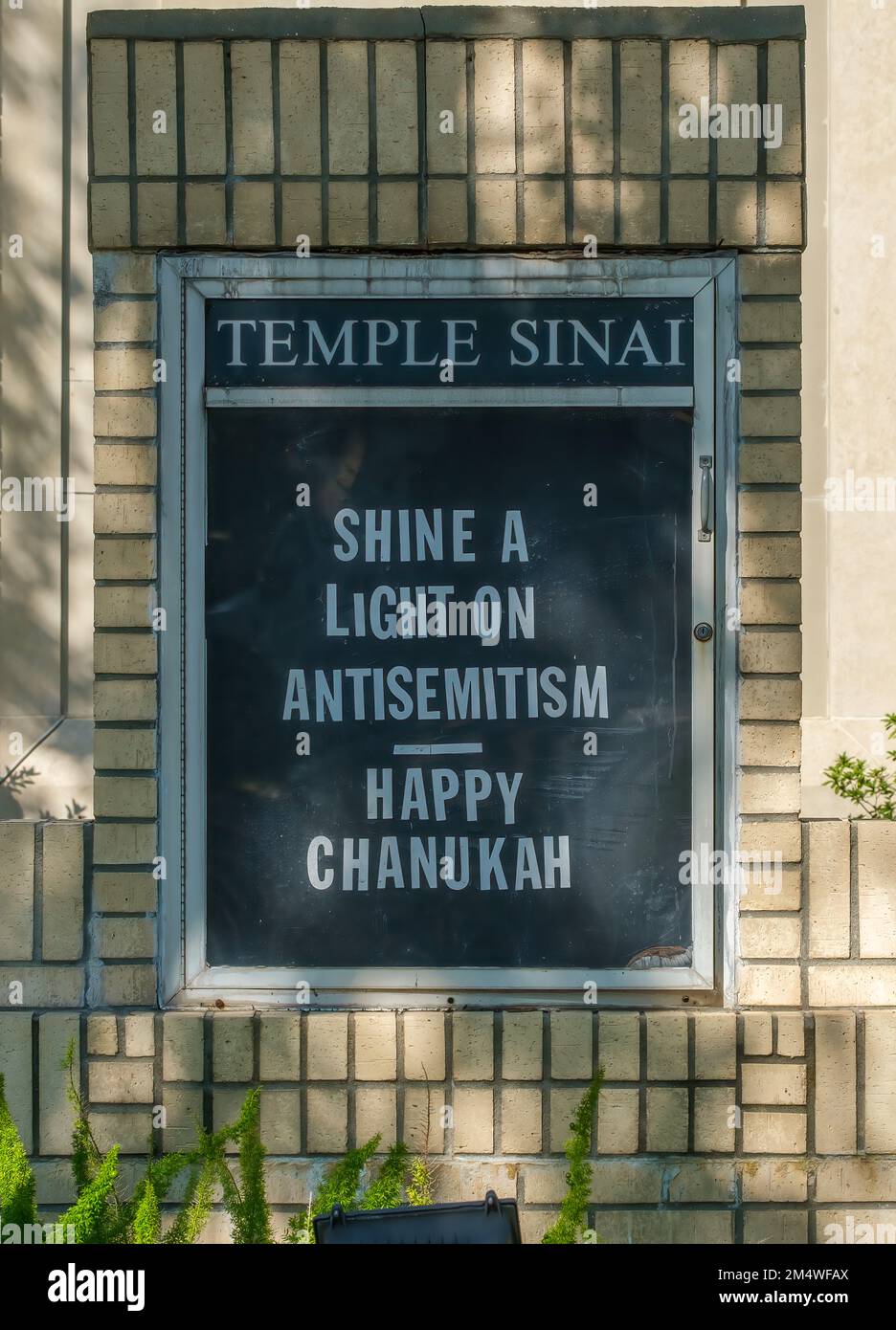 NEW ORLEANS, LA, USA - 22. DEZEMBER 2022: Schild vor Temple Sinai mit der Aufschrift „Shine a Light on Antisemitismus - Happy Chanukah“ Stockfoto