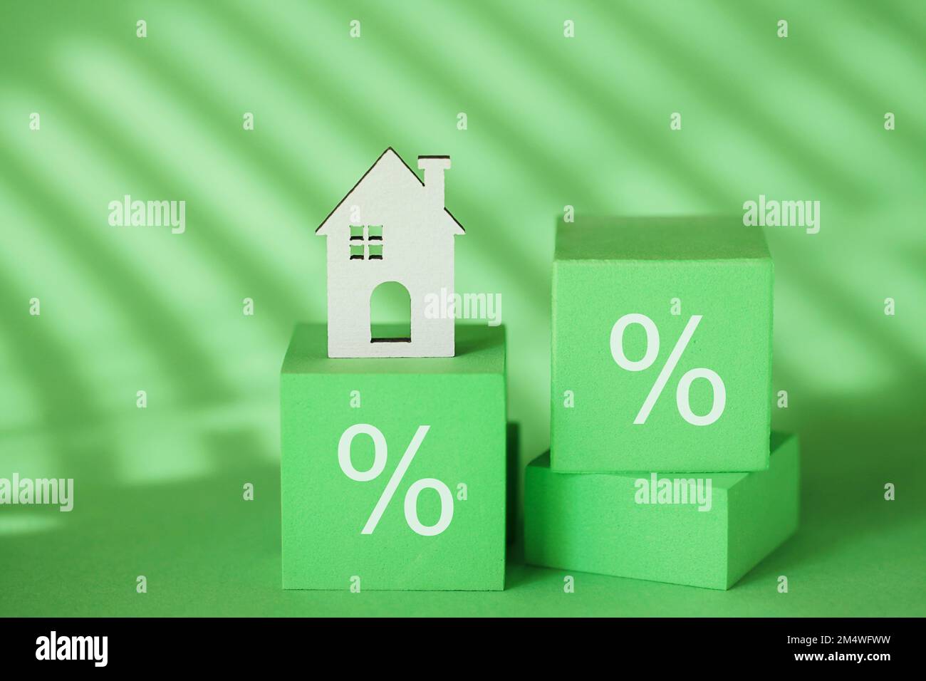 Prozentsymbol, grünes Haus auf grünem Hintergrund. Öko-Haus Stockfoto