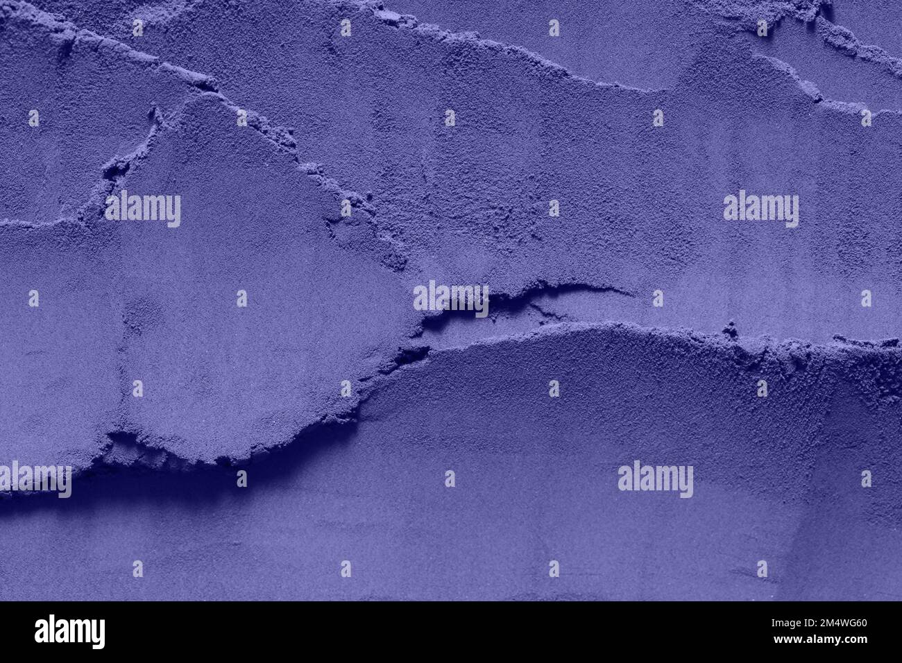 Abstrakter Sand Hintergrund. Farbenfroher Pulverhintergrund. Neue 2022-Trendfarbe PANTONE 17-3938 Very Peri. Stockfoto