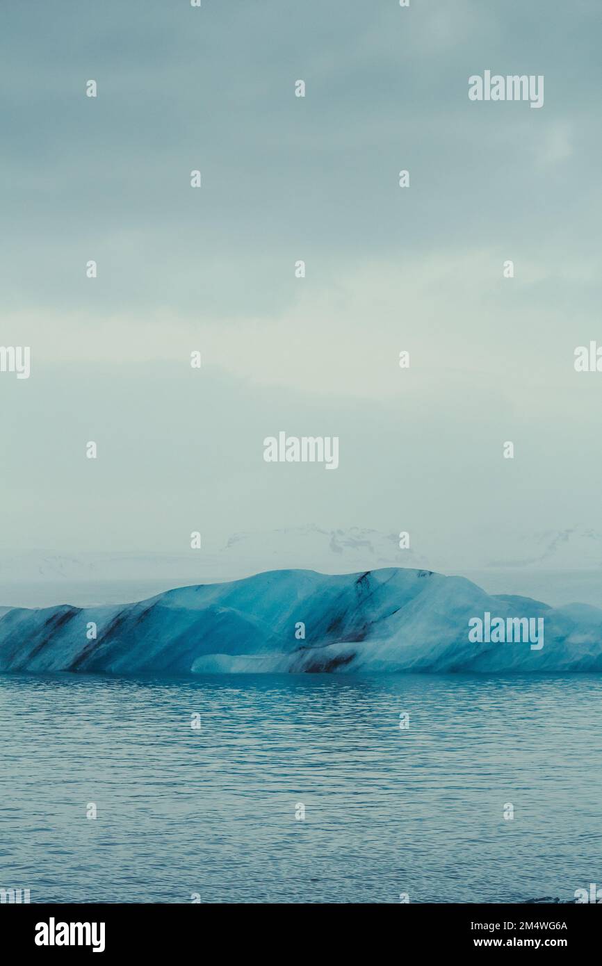 Gemusterter Eisberg in einer Wasserlandschaft Stockfoto