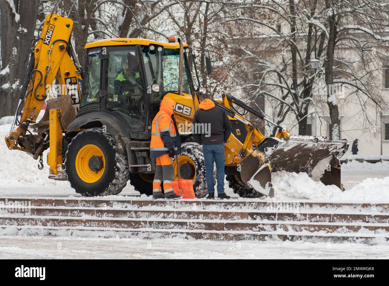 Mann, die Schneeräumung Auto Morgen nach starkem Schneefall Stockfotografie  - Alamy