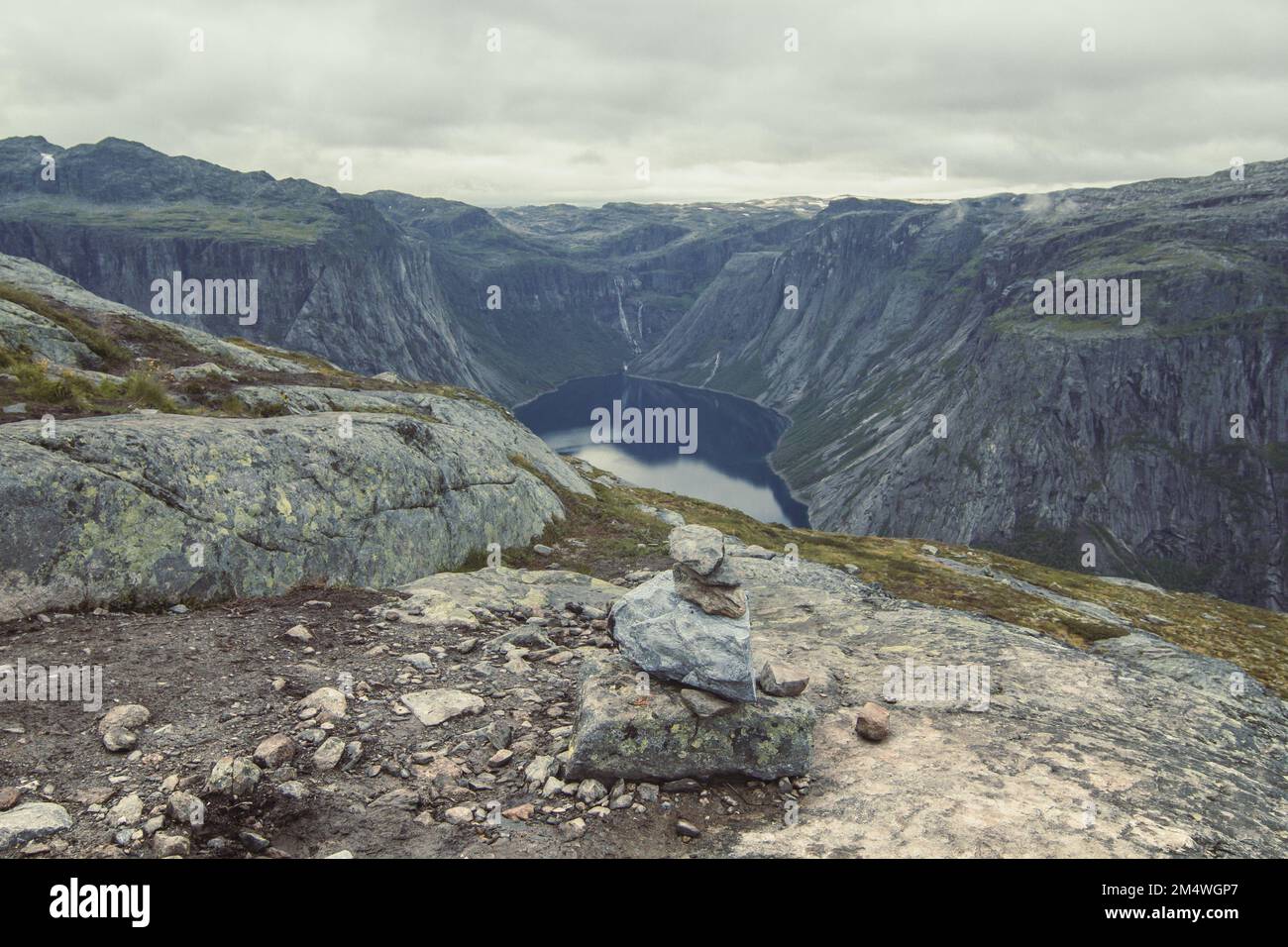 Steinstapel auf Felsenlandschaft Foto Stockfoto