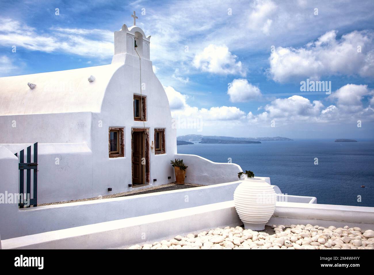 Eine der vielen kleinen Familienkirchen im Dorf Oia auf Santorini, Griechenland. Stockfoto