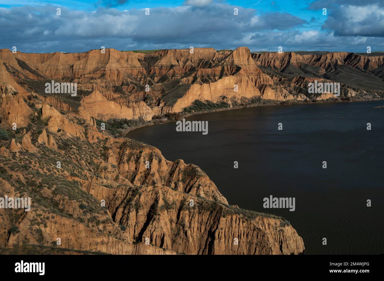 Blick auf die Burujon Canyons und das Castrejon Reservoir in der Nähe von Toledo. Die Burujon Schluchten sind eine sedimentäre Formation des Verlaufs des Tags Stockfoto