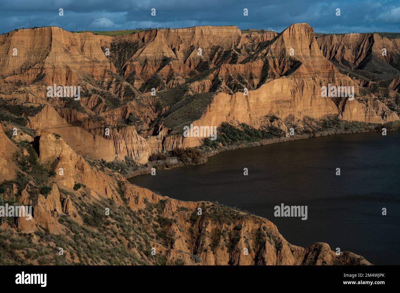 Blick auf die Burujon Canyons und das Castrejon Reservoir in der Nähe von Toledo. Die Burujon Schluchten sind eine sedimentäre Formation des Verlaufs des Tags Stockfoto