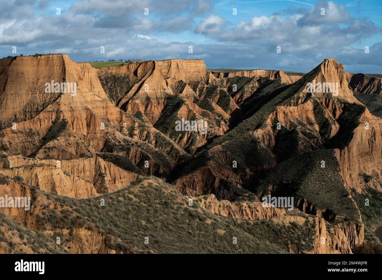 Blick auf die Burujon Canyons und das Castrejon Reservoir in der Nähe von Toledo. Die Burujon Schluchten sind eine sedimentäre Formation des Verlaufs des Tags Stockfoto